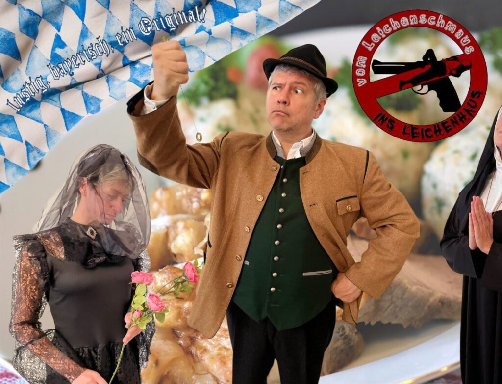 Ein Mann in bayerischer Tracht hält bei einem Krimidinner in München mit ernster Miene eine Kette in die Höhe. Neben ihm hält eine Frau in schwarzer Trauerkleidung Blumen. Im Hintergrund sind bayerische Speisen und ein rotes Logo mit deutschem Text zu sehen.